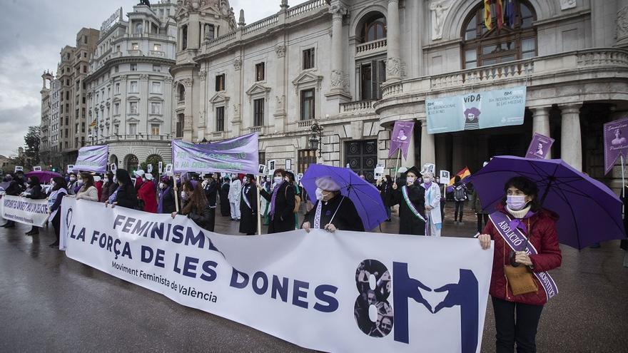 Un momento de la manifestación feminista ayer en la plaza del Ayuntamiento.