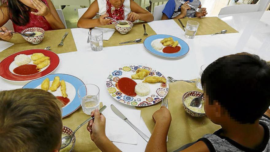 Los niños y niñas de «Un abrazo de luz» realizan actividades durante el verano adaptadas a su edad y condiciones concretas, preparan coreografías de baile, realizan tres comidas y hacen diversos talleres de manualidades.