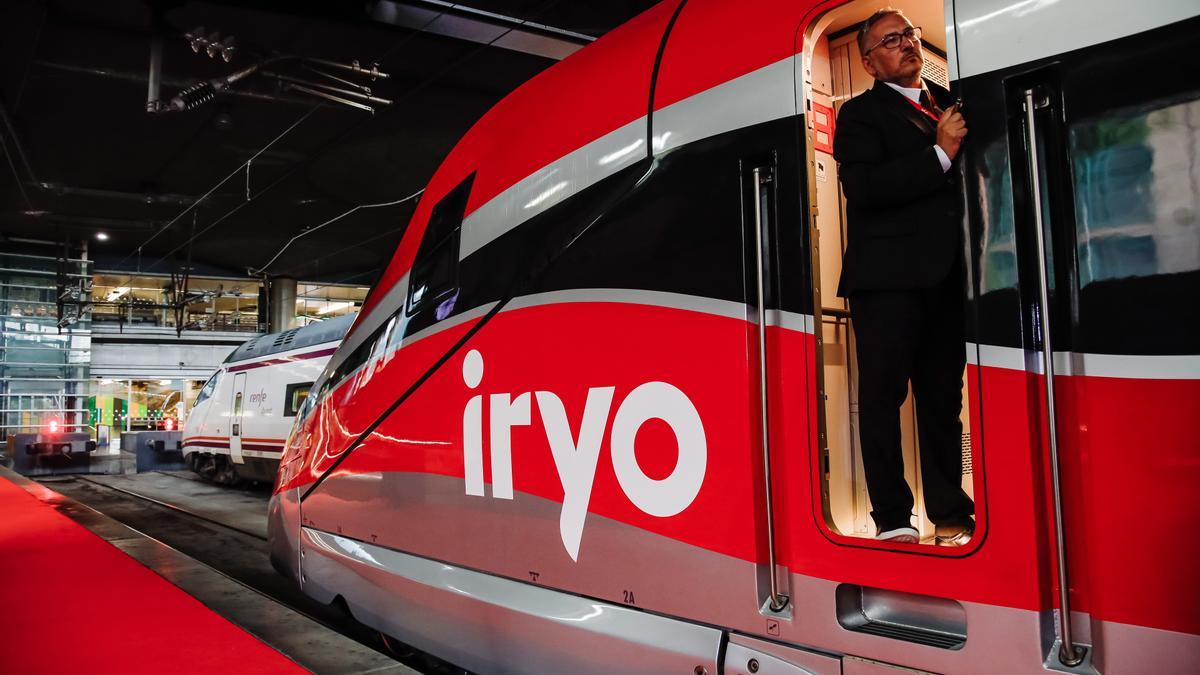 Un miembro de la tripulación de un tren de la operadora ferroviaria Iryo en las vías durante la presentación de la compañía, en la estación de Atocha, a 15 de septiembre de 2022.