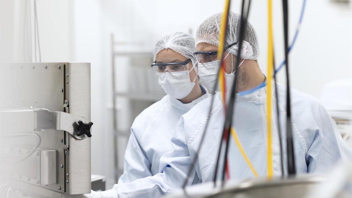 Dos empleados trabajan en un laboratorio.