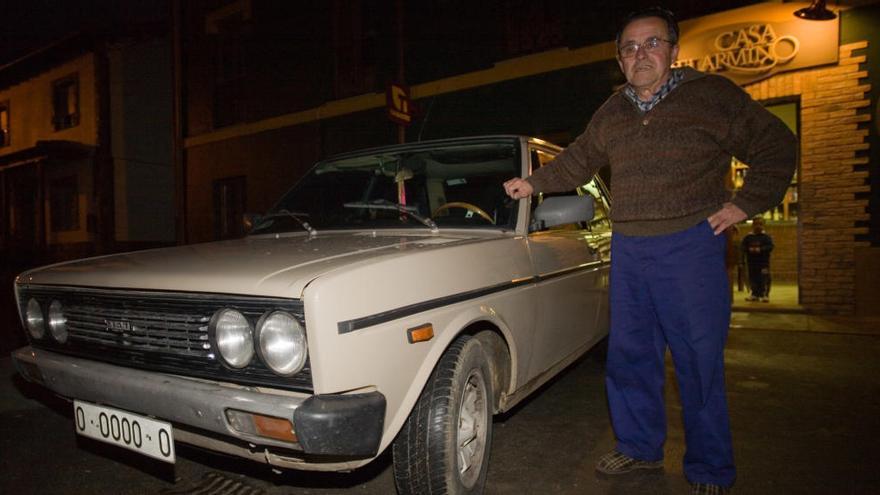 Jacinto Manuel Menéndez, junto al codiciado automóvil