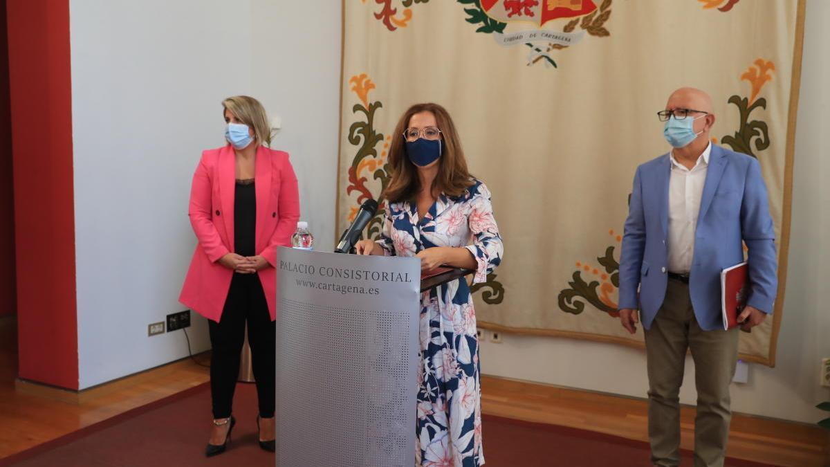 Castejón, Arroyo y Padín durante la comparecencia en el Palacio Consistorial.