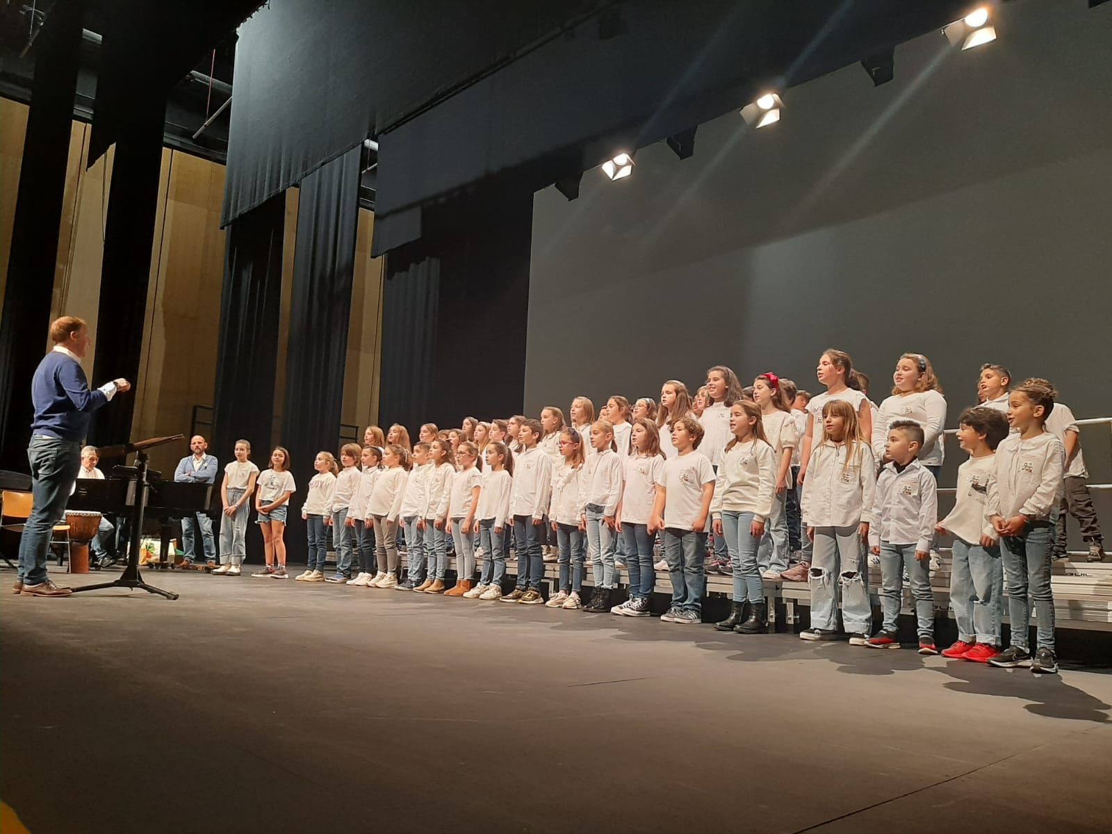 Los niños de Siero dan el "Do" de pecho: todas las fotos del primer concierto participativo escolar