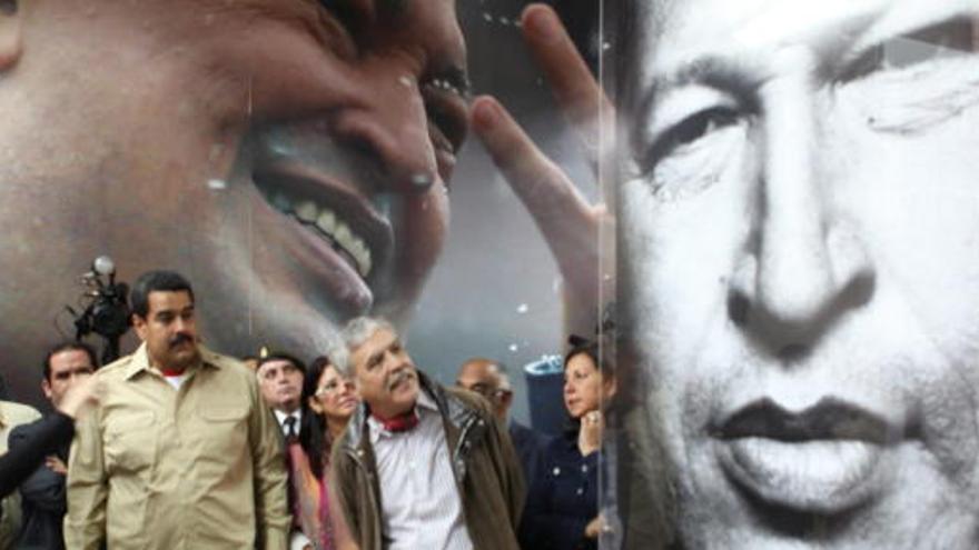 Cristina Fernández (i), junto a Nicolás Maduro (c).