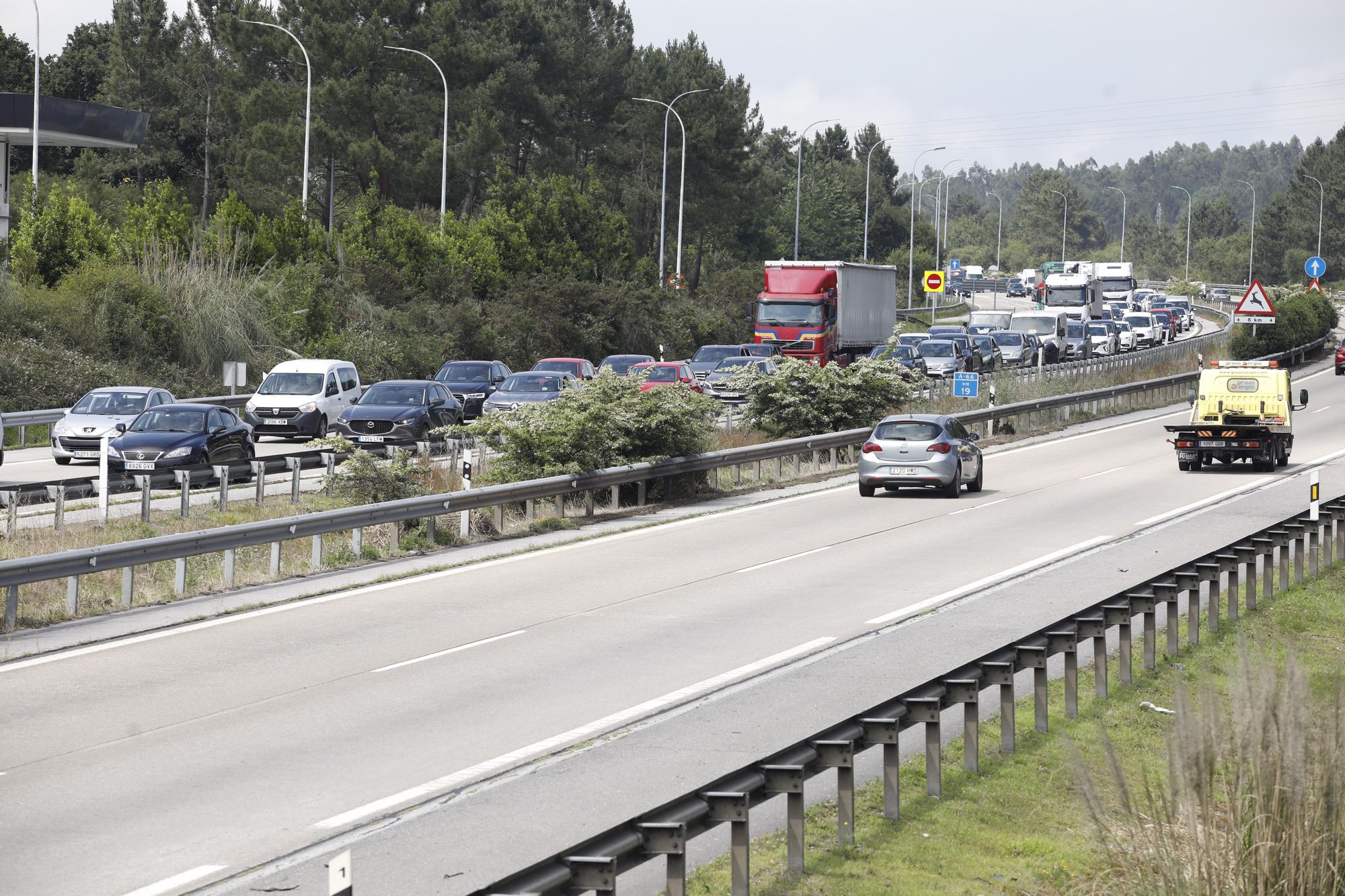 La autopista "Y", de nuevo convertida en una ratonera con un monumental atasco