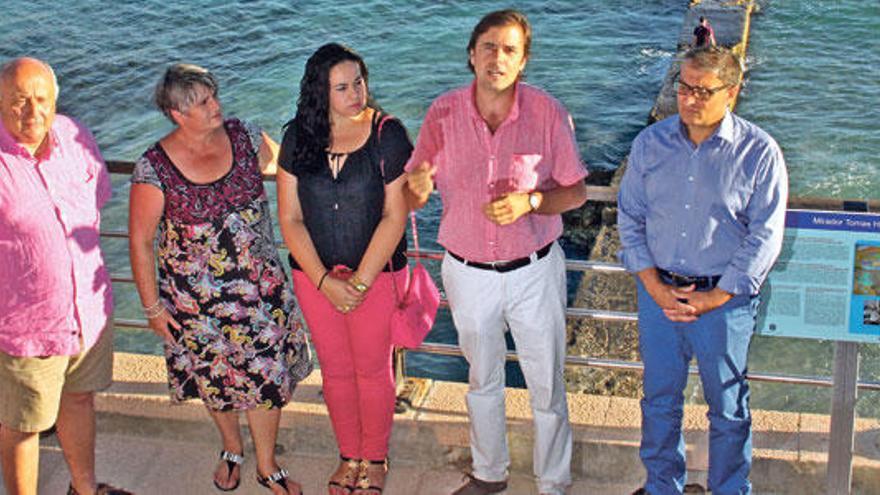 Andreu Jaume (segundo a la dcha), ayer junto a autoridades y familiares en Camp de Mar.