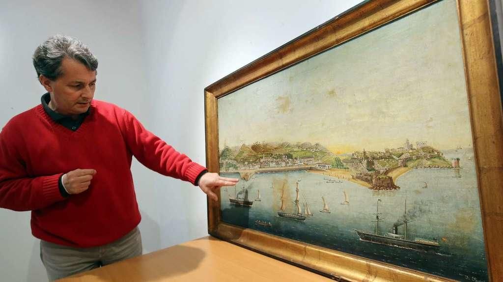 El arquitecto Antonio Soliño explica los detalles del cuadro en la sede del IEM