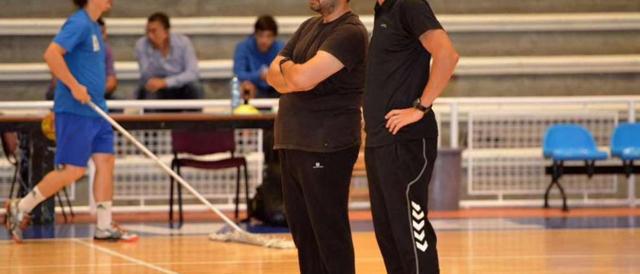 Quique Domínguez y su segundo, Luis Montes, durante un entrenamiento. // Gustavo Santos