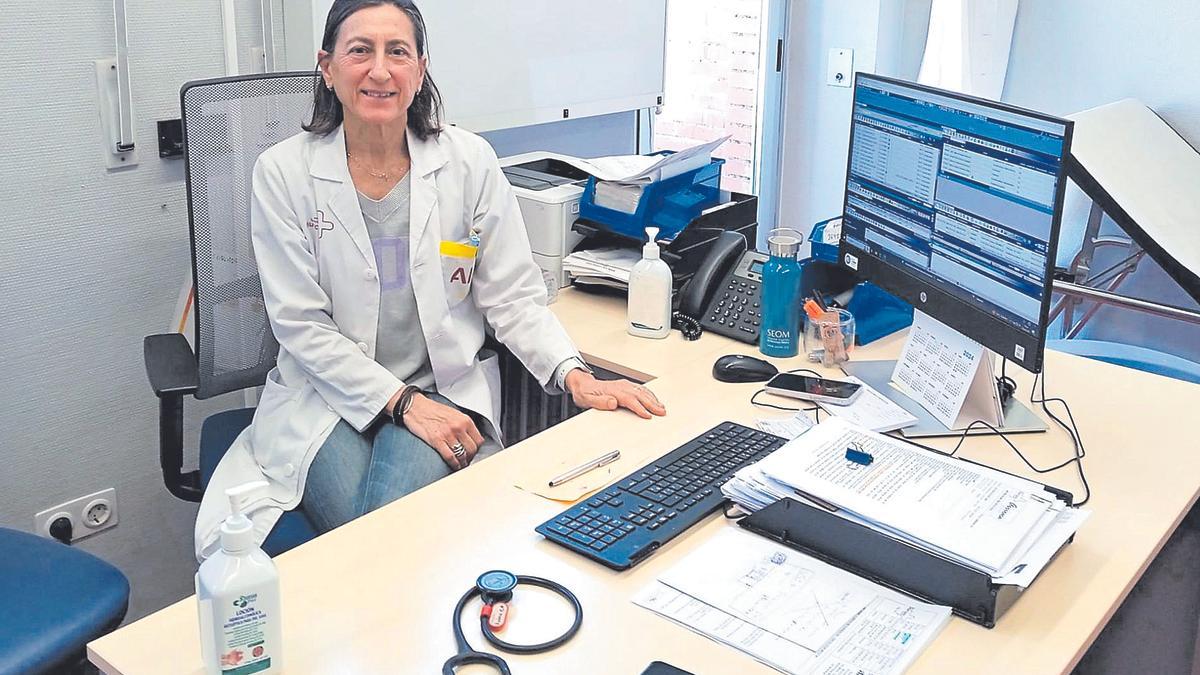 La doctora Campillo en su despacho de la Arrixaca.