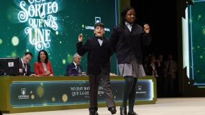 Yesica Paola Valencia Gómez y Francisco Moreno Durán cantan el Gordo de la Lotería de Navidad de 2023.