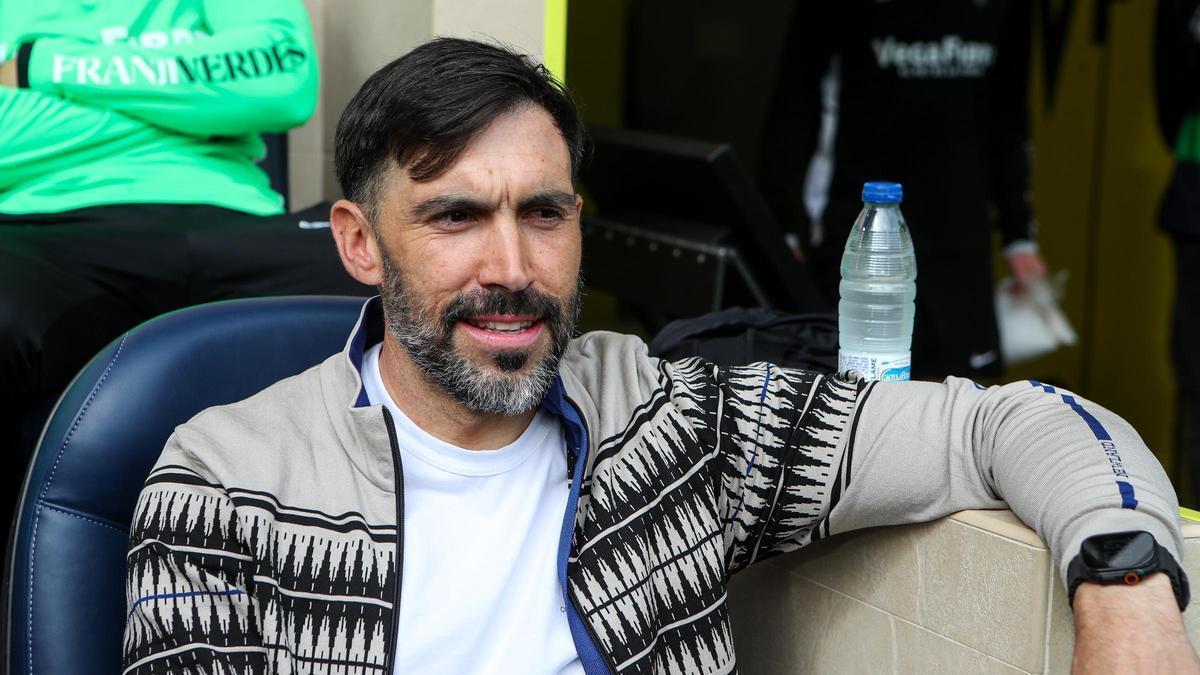 Eder Sarabia, sentado en el banquillo de La Cerámica, en los instantes previos al Villarreal-Elche.