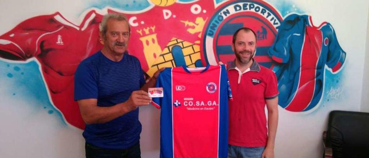 El entrenador David Vidal, nuevo socio de la UD Ourense, acompañado del presidente Modesto García. // Jesús Regal