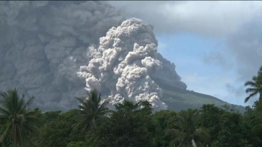 Alerta máxima en Filipinas por la inminente erupción del volcán Mayón