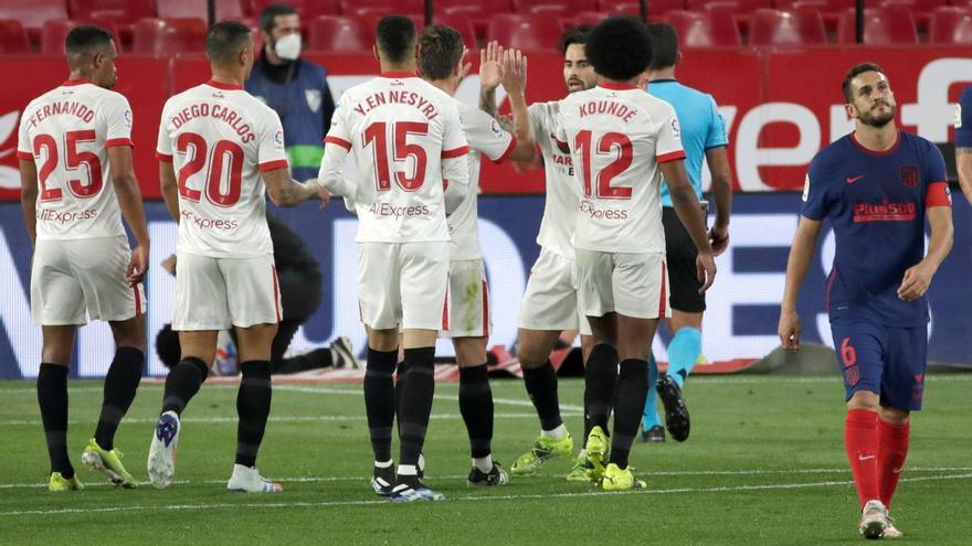 Los jugadores del Sevilla celebran el gol de Acuña.