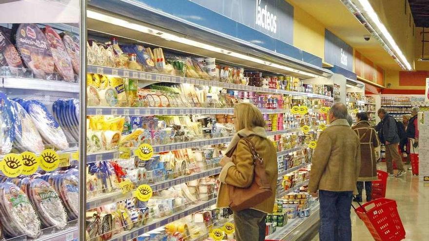 Lineal de productos lácteos en un supermercado gallego.