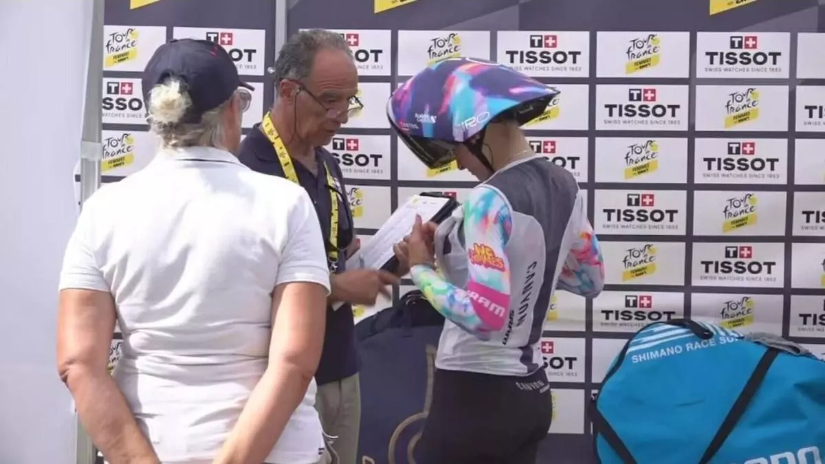 Críticas al Tour de Francia por revisar los sujetadores de las ciclistas antes de la contrarreloj