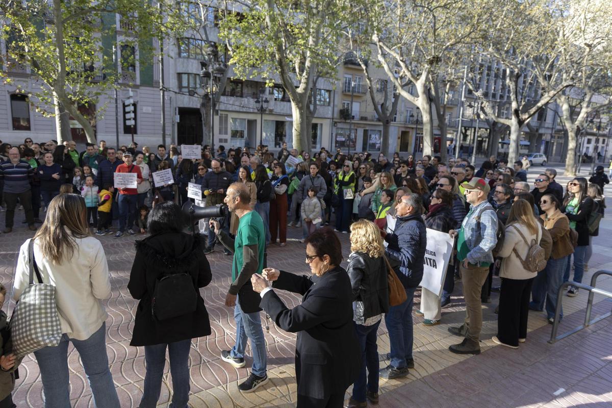 La concentración de apoyo a la huelga educativa en Xàtiva, en imágenes La concentración de apoyo a la huelga educativa en Xàtiva, en imágenes