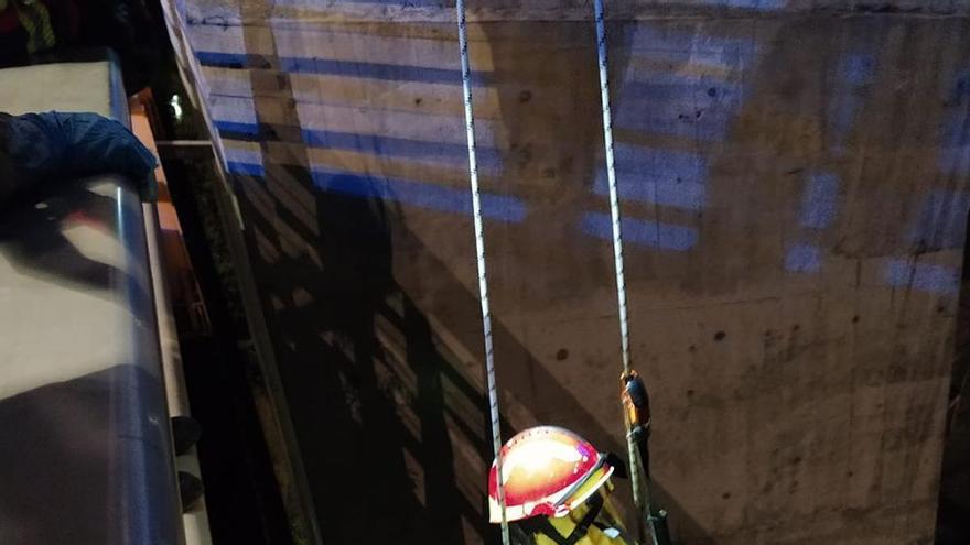 Los bomberos rescatan el cadáver de un hombre bajo el puente Real de Badajoz