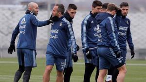 Mascherano (izquierda), con sus compañeros de la selección argentina.