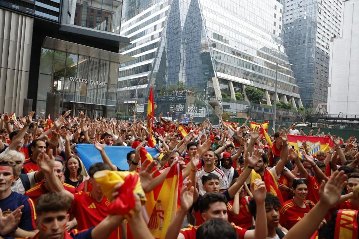 Aficionados de la selección española y  argentina de fútbol  toman Times Square antes de la final de la Copa del Mundo.