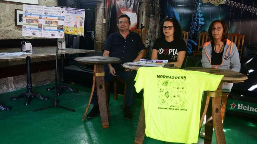 Cándido Pena, con la presidenta de la Protectora, Laura Soliño, y la voluntaria Loli Estévez. // G.N.