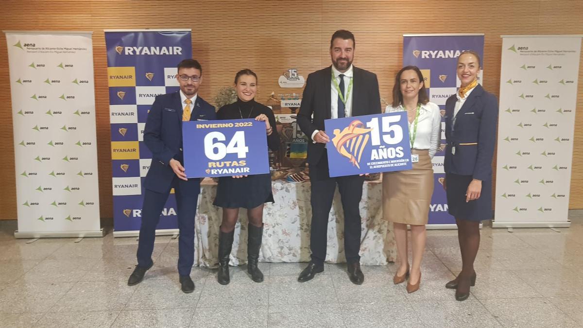 La directora del aeropuerto, Laura Navarro, posa junto al director del Patronato Costa Blanca, Jose Mancebo, y personal de Ryanair este jueves
