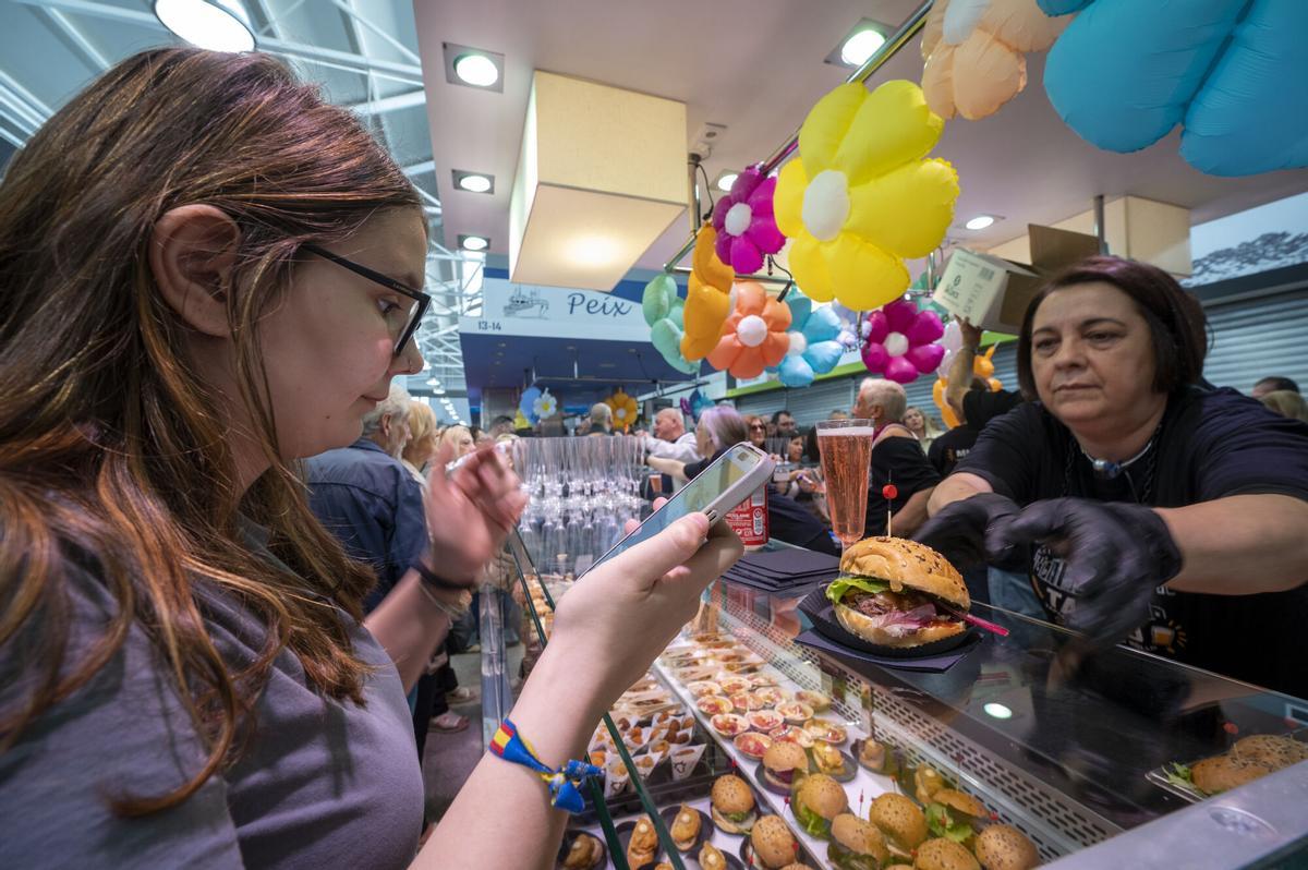 Primer tardeo en el Mercat Sagarra de Santa Coloma de Gramanet. Los organizadores confirman que habrá segunda edición. Ya están evaluando cuándo será la siguiente fecha.