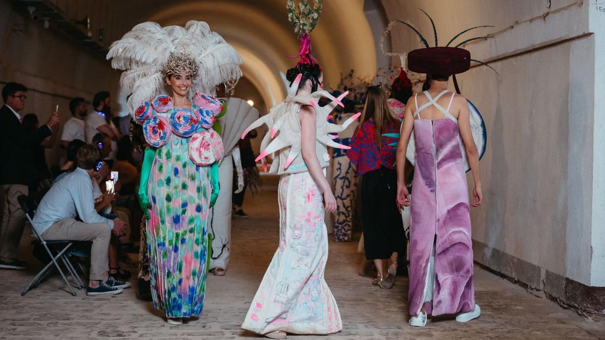 Un momento del desfile con las creaciones inspiradas en Gaudí; de frente, la modelo que llevaba el traje-lienzo de Jorge Nava. | Fashion Art Institute