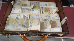 Imagen del maletín con los 250.000 euros en billetes falsos