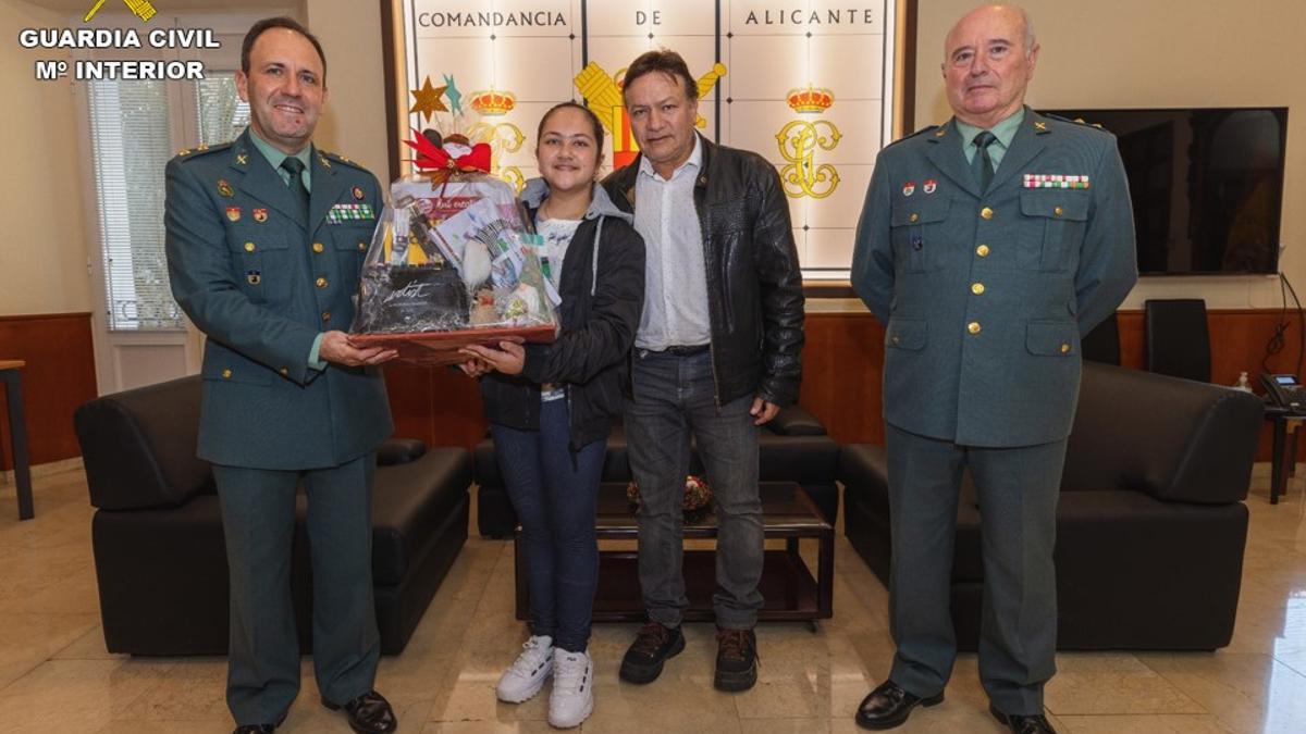 Entrega de premio del concurso de dibujo de la Guardia Civil.