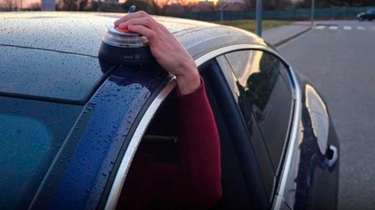 Coches oficiales circulan sin baliza V16 a pesar de ser obligatoria desde el 1 de enero