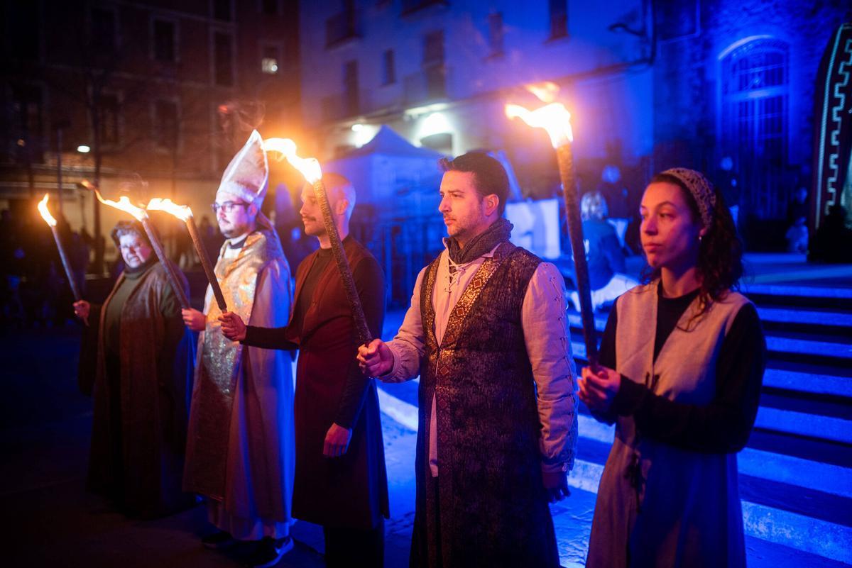 La prèvia de la Llum homenatja el miracle de la Séquia amb atletes, espelmes i espectacle