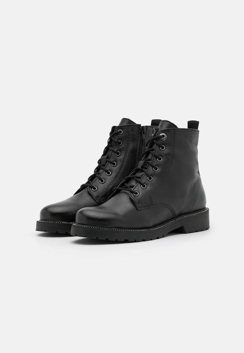 Botines negros con cordones de S.Oliver a la venta en Zalando. (Precio: 80.99 euros)