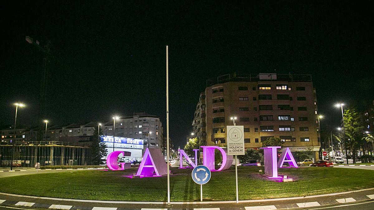 Día contra la violencia machista Gandia se iluminan de violeta | ÀLEX OLTRA