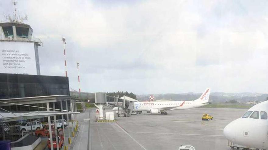 Vista de los hangares del aeropuerto de Alvedro.