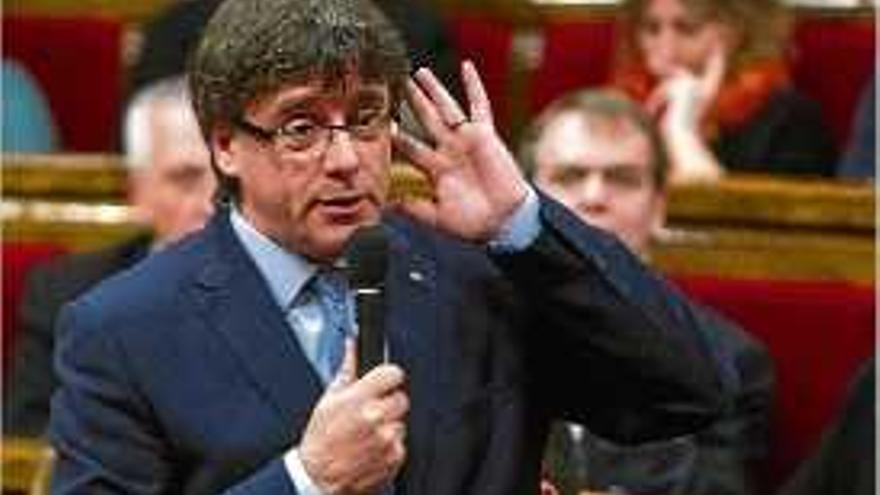 Carles Puigdemont durant la sessió de control al Govern català.