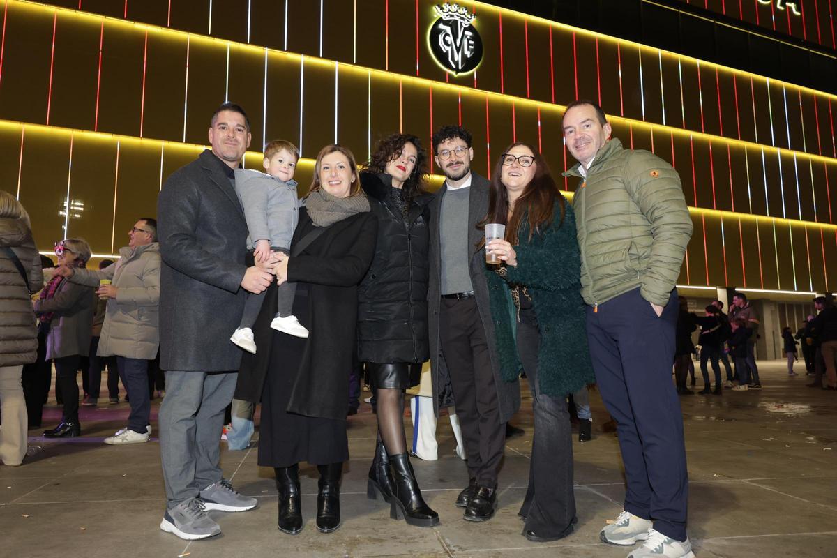 Galería de imágenes: Tardeo en la plaza del Estadio de la Cerámica de Vila-real
