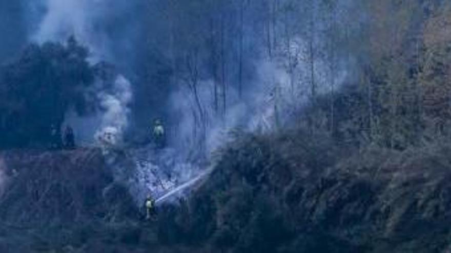 Un incendio quema  1.000 metros cuadrados de pinar y matorral en El Salt