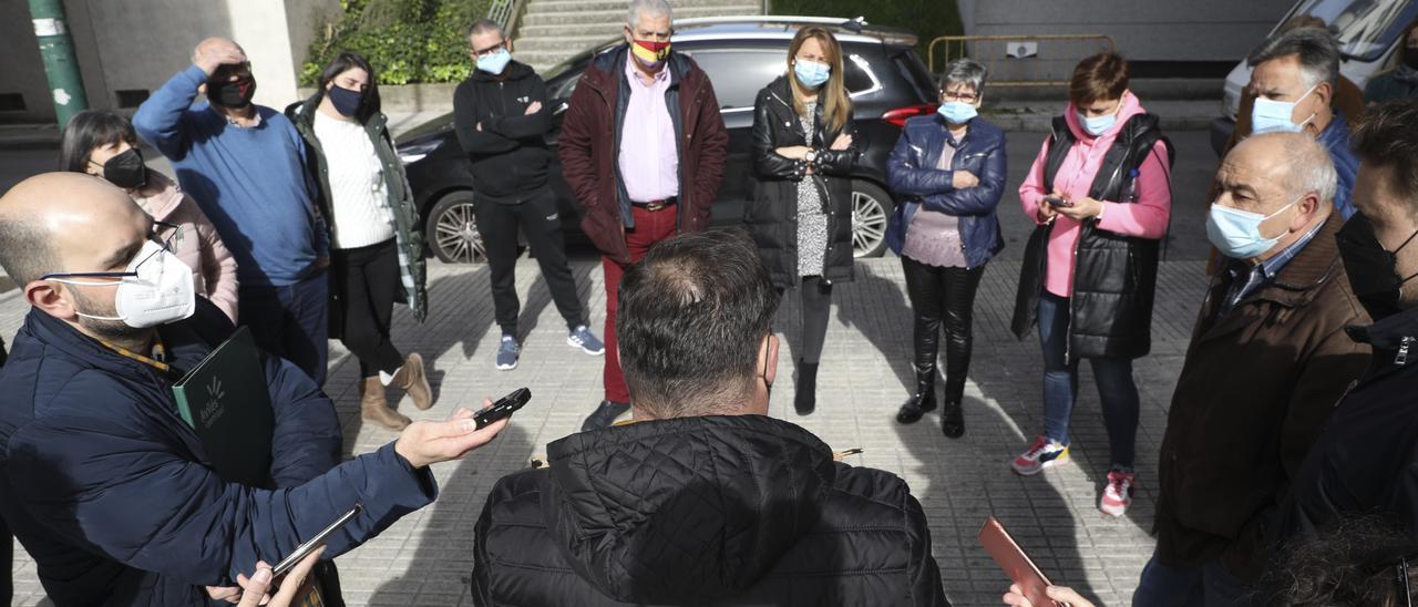 Vecinos de Brigadas Internacionales, reunidos con el concejal Pelayo García.