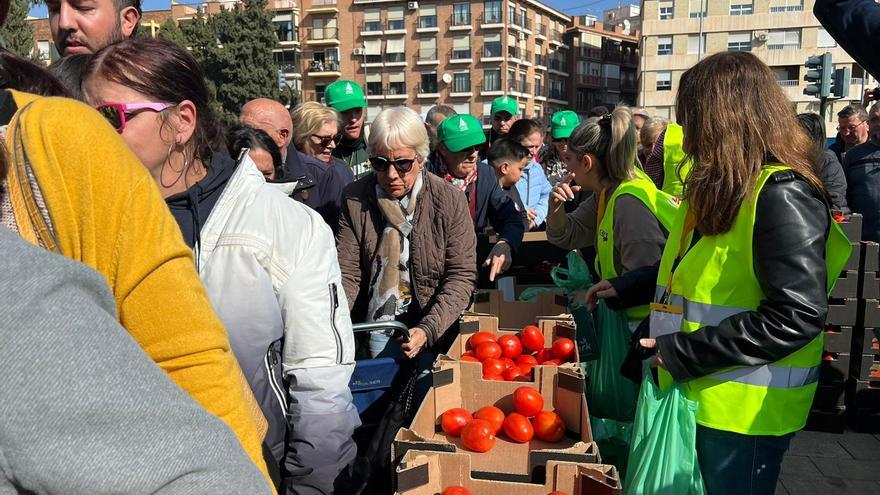 Los agricultores reparten frutas y hortalizas en el Jardín Chino de Murcia durante la protesta del 21F