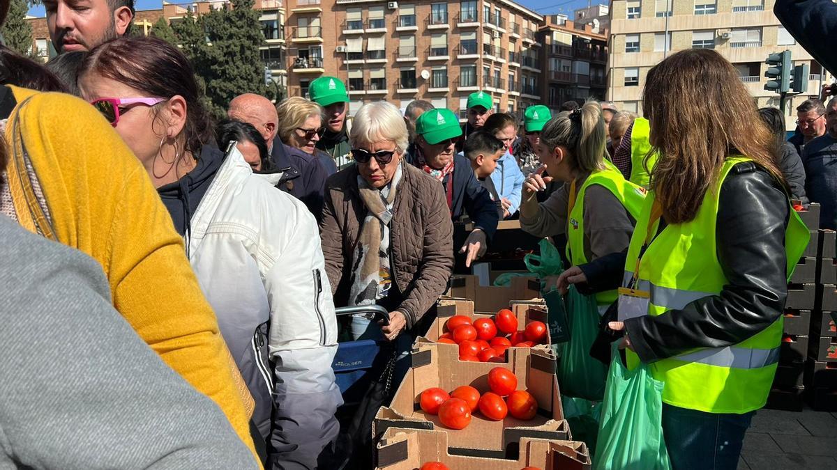 Reparto de productos agrícolas en la protesta del 21F en Murcia