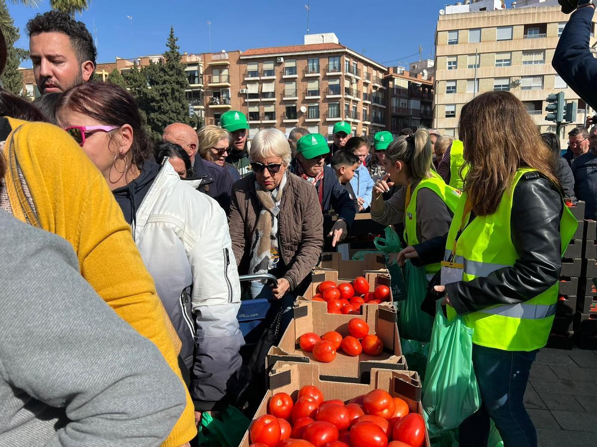 Reparto de productos agrícolas en la protesta del 21F en Murcia