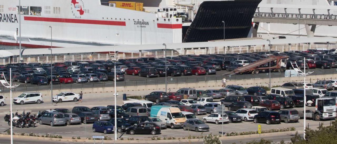 Vehículos estacionados en es Botafoc antes del embarque en un barco, en una imagen de archivo. | VICENT MARÍ