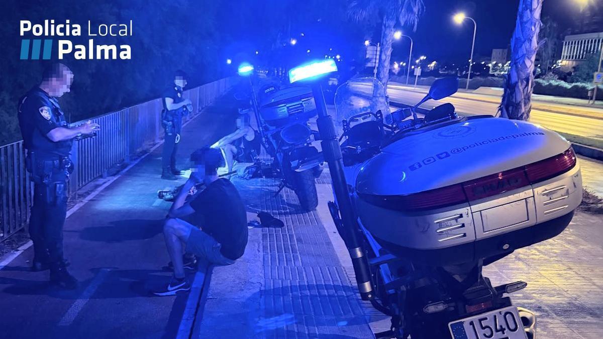 Dos agentes custodian a los sospechosos.