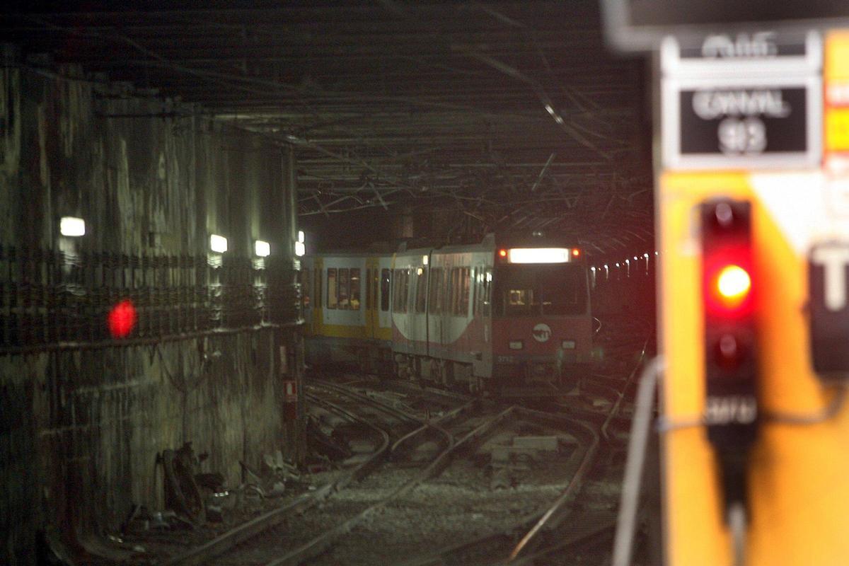 Una UTA en el punto donde confluye el túnel hacia la estación de Plaza de España y el otro túnel hacia la parada de Bailén.