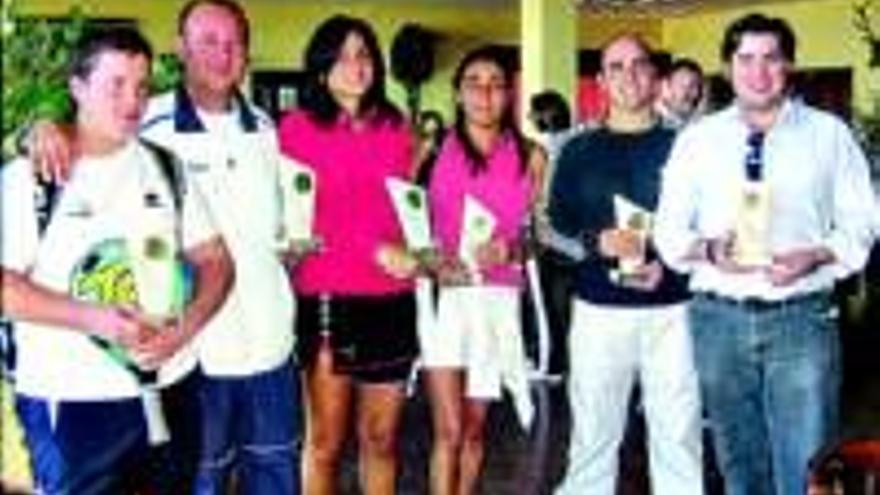 Cinco jugadores locales de padel ganan en un torneo que organizo el Tiro Pichón de Mérida