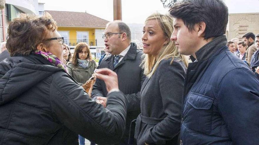 &quot;Escrache&quot; de un grupo de vecinos en Bembrive  |  El secretario xeral del PPdeG y Elena Muñoz tuvieron que lidiar ayer en su visita a Bembrive con los gritos e insultos de un pequeño grupo de vecinos que los esperaban a la entrada de la Entidad Local Menor. Con sus voces apenas eran audibles las declaraciones de los populares para criticar la actual situación del pedáneo tras su inhabilitación.