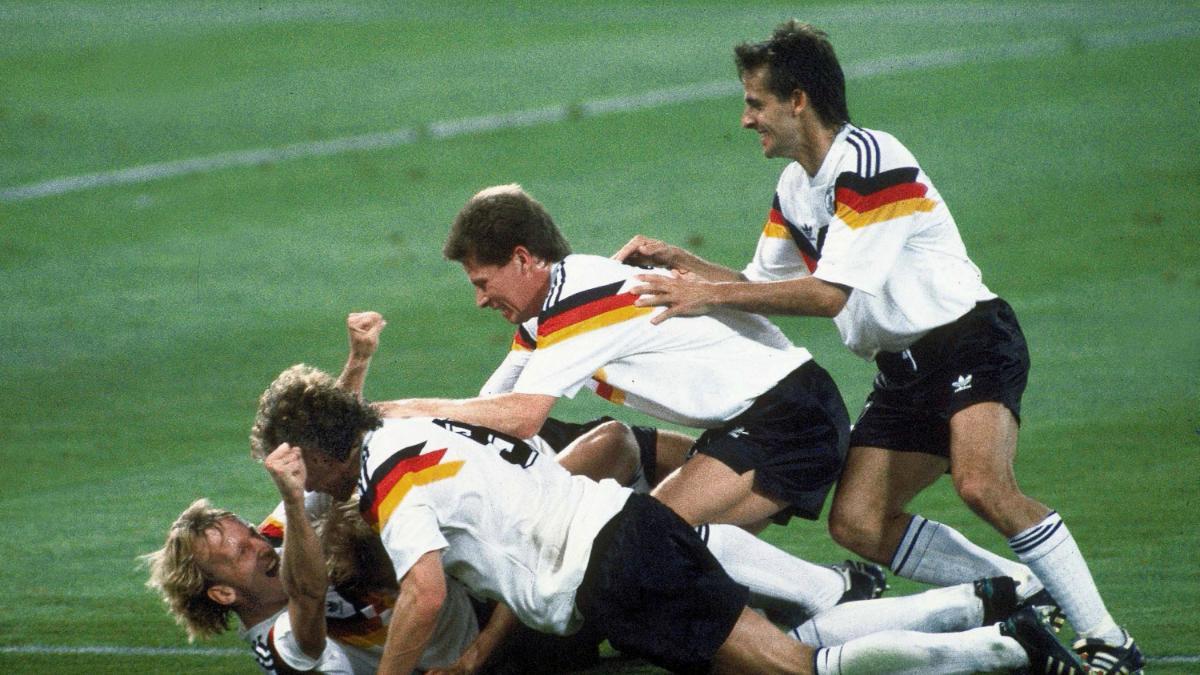 Los futbolistas de Alemania celebran el tirunfo ante Argentina en la final del Mundial de Italia 90'