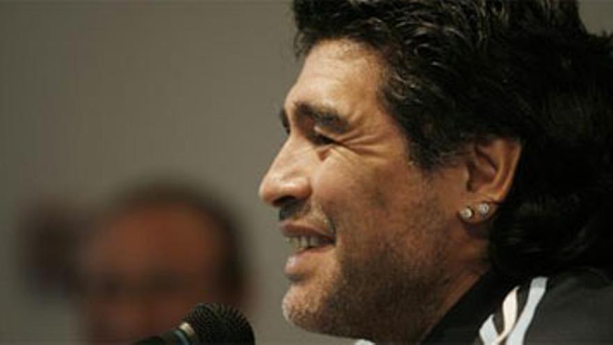Maradona está enfadado con Valdano