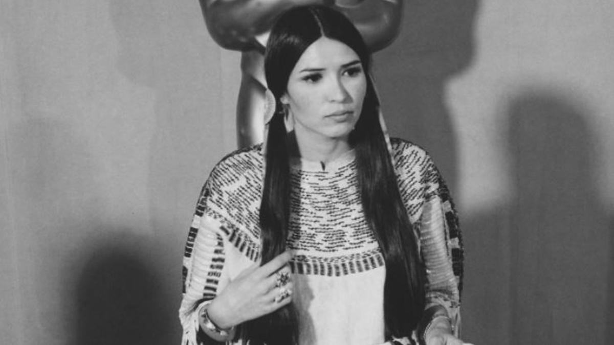 Sacheen Littlefeather, activista de los derechos civiles de los indígenas estadounidenses recogiendo el premio al Mejor Actor para protestar por el trato dado a los nativos americanos en la industria del cine.